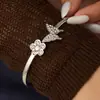 Pulseira de Abertura com Mola, Flor Borboleta Estilo Francês, Incrustada com Diamantes, Aço Inoxidável Banhado a Ouro, Joia Elegante e Requintada, Não Desbota