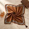 Nuevo bufanda de algodón y lino con flecos, patrón de espiga de los años 70, para otoño e invierno, para mujer, pañuelo para la cabeza de moda, bufanda para el cuello, chal pequeño versátil, chal de cuero, bufanda