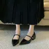 Elegantes zapatos de mujer estilo francés 2024 nuevos populares con correa negra escotados tacón grueso punta fina