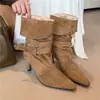 Recién llegado: Botas de color caqui, con punta fina y de altura media hasta la pantorrilla, con detalle de hebilla, perfectas para otoño. Estas botas cómodas y a la moda presentan un acabado de gamuza y un tacón esbelto.