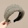 Nueva diadema de ala ancha 2026 para mujer, diseñada para levantar la línea del cabello y mantener el cabello en su lugar mientras te lavas la cara, con un estilo retro adecuado para otoño e invierno, y ofreciendo un aspecto sofisticado