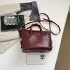 2026 Nuevo Bolso Almohada Boston Estilo Maillard para Mujer Bolso de Mano Retro Bolso de Hombro Cruzado Decoración de Bola de Pelo para Viajes Diarios
