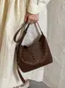 Bolsa de ombro tecida estilo casual feminina 2026 Outono novo estilo moderna simples bolsa de ombro para o trabalho bolsa tote transversal