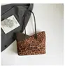 Bolso de Mano Trendy con Estampado de Leopardo Retro para Mujer, Nuevo de Gran Capacidad, Único, de Nicho, Alta Calidad, Bolso de Hombro Versátil