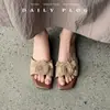 Sandalias Planas Cuadradas Abiertas de Paja Tejida con Flores~Estilo Hada 2026 Verano Exteriores Chanclas Abiertas de Tacón Bajo