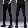 Jeans negros y grises de alta gama para hombre de Hong Kong, nuevos pantalones largos casuales ajustados elásticos de otoño e invierno 2026, modernos