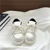 Tênis feminino de sola grossa, nova coleção primavera/outono 2026, tênis brancos com design color-block, sapatos casuais com cadarço, que aumentam a altura, versáteis, tênis da moda para estudantes