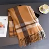 Bufanda Chal Versátil de Alto Gama Retro Británico de Cachemira Sintética para Otoño/Invierno, Protección contra el Frío, Cálida para Viajes, Bufanda de Cuadros con Borlas