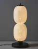 Sofá de sala de estar de mediados de siglo moderno con lámpara de pie de diseño creativo, estudio estilo Zen, dormitorio, sala de té y lámpara decorativa de mesa