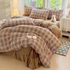 Juego de ropa de cama de cuatro piezas estampado de terciopelo de leche de alta densidad, terciopelo de leche engrosado de doble cara, ropa de cama de otoño/invierno, grandes cantidades en stock