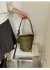 Elegante bolsa de padrão trançado retrô para mulheres, nova moda 2026, bolsa versátil de ombro, bolsa de ombro tipo balde para o dia a dia