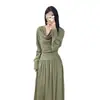 Tela OriginalVestido largo de manga larga verde estilo chino nuevo para mujer, modelo nuevo de principios de otoño, sensación de alta gama, vestido largo de línea A que ciñe la cintura