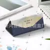 Fabricantes de cajas de gafas plegables triangulares portátiles personalizadas al por mayor para estudiantes hombres y mujeres, estilo coreano pequeño, fresco, lindo, personalidad creativa