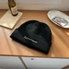 Moda Otoño e Invierno Coreana Gorro de Punto Bordado con Letras para Hombres y Mujeres, Gorro de Punto Negro Estilo Coreano de Moda, Versátil y Cálido