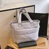 Nova Bolsa Tote Simples Estilo Comércio Exterior para Mulheres, Bolsa de Mão Grande Capacidade para o Dia a Dia, Bolsa de Ombro Leve em Tecido de Nylon para Estudantes Universitários