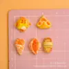 Kit de Material para Decoração DIY Brinquedo de Comida em Miniatura Simulada Acessórios de Resina Pão Mini Estilo Japonês Sushi Cola Creme