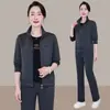 Garantía de Calidad Sin Bolitas Reductor de Edad Conjunto de Tres Piezas para Mujeres de Mediana Edad Nuevo Estiloso Conjunto Deportivo Casual de Primavera y Otoño
