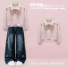 Conjunto estiloso e da moda para primavera/outono: um top doce de manga comprida com gravata borboleta combinado com jeans da moda