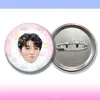 Nueva insignia de hojalata, pin y artículo de apoyo para fans de Wang Junkai
