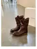 A fábrica está em processo de produção! Sapatos estilo igual ao da Mãe Uva, bico redondo vintage desgastado, botas western de salto grosso de cano médio texturizadas, botas de cavaleiro