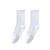 Los calcetines de algodón para hombre hasta la pantorrilla son de venta caliente, absorben el sudor y son resistentes al olor, disponibles en negro y blanco. Los calcetines largos para hombre son blancos, largos, absorben el sudor y son resistentes al olor.