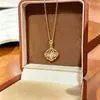 Colar Pumei de Luxo Leve com Design de Estrela de Quatro Pontas Vazada para Mulheres, Exquisite Corrente para Clavícula com Pingente de Estrela Brilhante de Luxo Leve, Estrela da Sorte