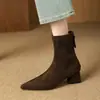 Botas Curtas Slimming de Camurça Retrô Femininas Outono/Inverno Novo Estilo Bico Fino Simples Salto Grosso Temperamento Versátil Zíper Traseiro Botas Skinny