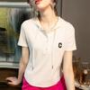 Camisa de Verão 2024 Nova com Barra Arqueada Curva Camiseta de Manga Curta Suéter com Capuz Casual Feminino Top Chic Francês