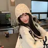 Gorro de Lana Tejido Rojo con Borlas Hecho a Mano Estilo Japonés para Mujer, Cálido para Otoño e Invierno, Gorro Turbante Protector de Orejas, Moderno