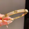 Pulseira com fecho geométrico em zircônia banhada a ouro 18k real, toque de luxo leve e de alta qualidade, joia feminina requintada, moderna e versátil