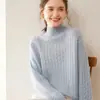 Suéter de cachemira de color para mujer, cuello alto medio, tejido con giro retro, camisa de base de cachemira suelta y adelgazante para otoño e invierno.
