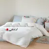 Sencillo juego de cuatro piezas de algodón lavado en dos tonos, juego de tres piezas de algodón puro bordado para dormitorio, adecuado para dormir directamente en la cama, incluye funda de edredón, sábana y sábana bajera.