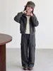 Otoño 2026 Nuevo Conjunto Casual para Niñas de Pantalones Cargo Gris Oscuro Transpirable y Absorbente de Sudor Conjunto de Dos Piezas