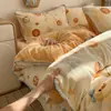 Conjunto de quatro peças de capa de cama de veludo de leite com borda de concha, conjunto de três peças de flanela de veludo coral espessado de inverno para dormitório