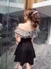 Vestido Curto Preto Estilo Tweed com Patchwork de Renda Off-Shoulder, Novo Modelo 2026, Vestido Emagrecedor que Marca a Cintura para Figuras Baixas