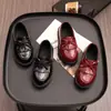 Zapatos de cuero de suela blanda para niñas, nuevo estilo primavera y otoño 2026, merceditas de princesa con borla y lazo, mocasines de cuero negro brillante