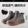 Botas de lluvia cortas para hombre para vadear al aire libre, zapatos de goma duraderos para viajar en días lluviosos, con forro de felpa añadido y características antideslizantes