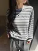 Camiseta longa cinza listrada, macia e confortável, para mulheres, coleção outono 2026, corte solto, ombros caídos, estilo simples e casual, gola redonda, perfeita como camada base