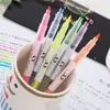 Suministrados directamente por el fabricante, estos resaltadores fluorescentes son perfectos para los estudiantes.. Vienen en una variedad de colores para tomar notas y están disponibles tanto en tonos gruesos como claros.. También son marcadores de doble punta