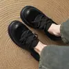 Sapatos loafer plataforma estilo britânico retrô para mulheres, nova coleção outono/inverno 2026, sapatos de calçar com salto grosso, bico redondo e design patchwork
