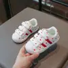 Sapatos infantis coleção outono 2026: tênis fofos de renda e poá para meninas, sapatos esportivos casuais anti-impacto para estudantes, estilo moderno