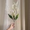 [Material de flor blanca] Arreglo floral de hortensia, rosa, flor de pasto escarchado con decoración de material de hoja de niebla de techo de pasto, flor de simulación para boda