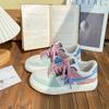 Zapatillas blancas de suela gruesa con diseño de nicho estilo Hong Kong 2023, zapatillas casuales retro de verano para mujer, combinables con todo.