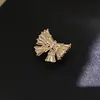 Broche de ópalo de flor de cuatro hojas para mujer, hebilla anti-exposición de alta gama, diseño de nicho, pin japonés lindo, accesorios para traje