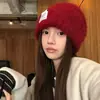 Gorro de tricô retrô com aplique de letra para outono e inverno para mulheres, afina o rosto, quente, protege as orelhas, versátil, adequado para cabeças grandes, moderno