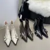 Outono/Inverno 2026 Bico Fino Couro Fivela Salto Bloco Botas Curtas Femininas Estilo Coreano Salto Alto Zíper Traseiro Couro Macio Botas Curtas Tendência