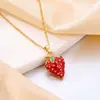 Colar com Design de Morango de Frutas Transfronteiriças, Acessório de Colar Doce para Mulheres, Corrente de Clavícula Simples em Aço Titânio de Alta Retenção de Cor Estilo Ins Levemente Luxuoso