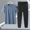 Nuevo Traje de Seda Helada de Verano para Hombre, Camiseta Deportiva Casual de Cuello Redondo, Conjunto de Pantalones Cortos de Manga Corta, Conjunto Deportivo Moderno y Versátil