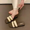 2026 Zapatillas Planas Estilo Nuevo Inspiradas en Chanel para Mujer, Adecuadas para Usar al Aire Libre en Verano, Chanclas Versátiles de Una Tira, Sandalias de Moda Casual con Suela Suave