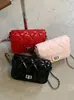 Bolsa de corrente baguette estilo coreano inspirada em Chanel, bolsa de mão acolchoada moderna, bolsa quadrada pequena para o dia a dia, bolsa de ombro de moda de luxo leve